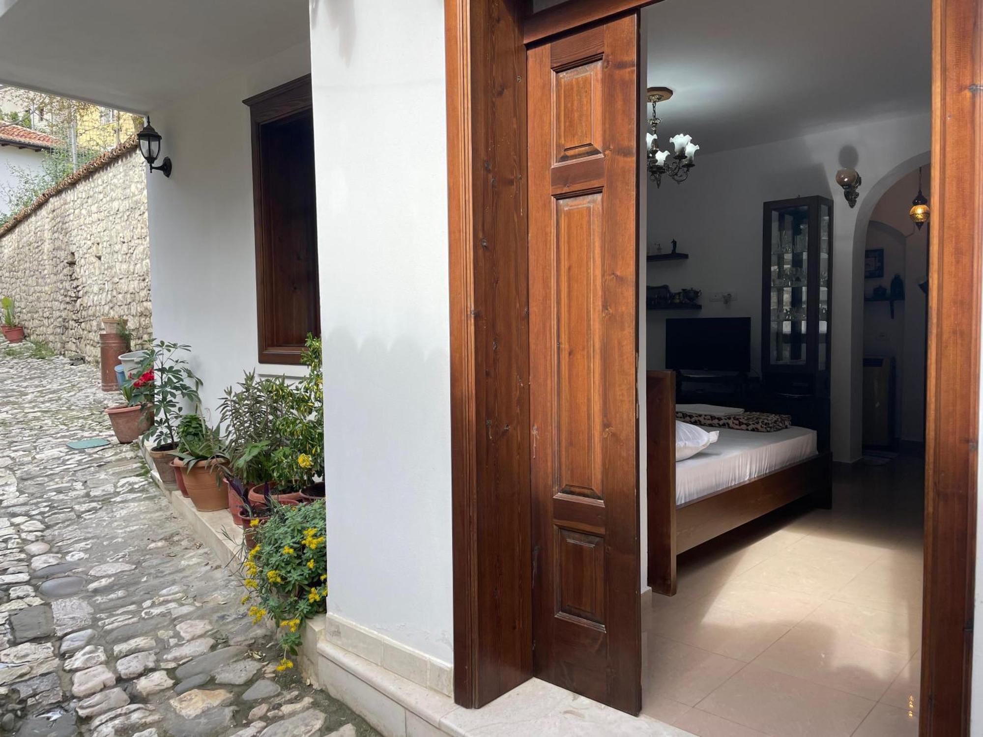 Apartment Altin In Old Town Berat Exterior photo