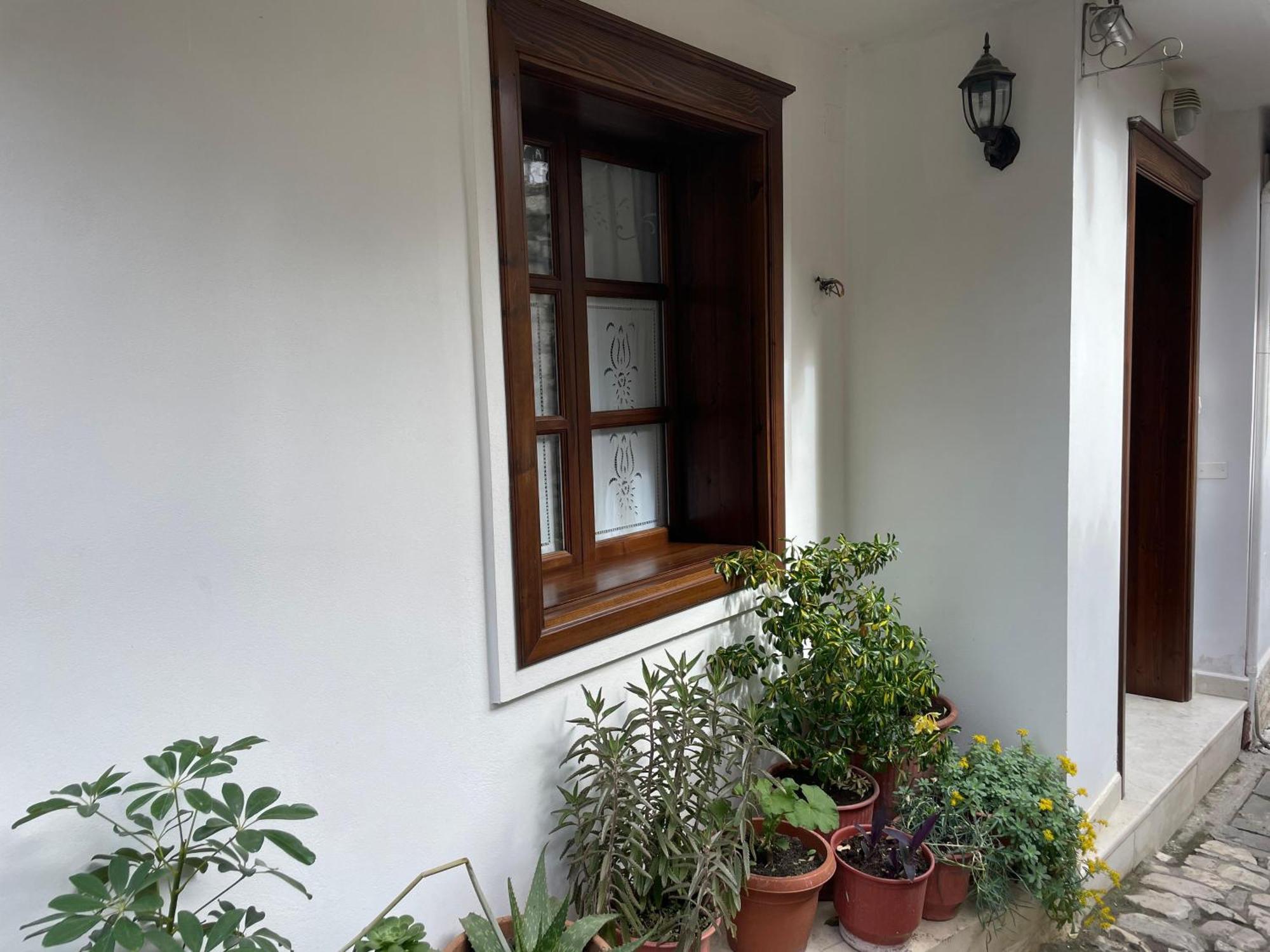 Apartment Altin In Old Town Berat Exterior photo