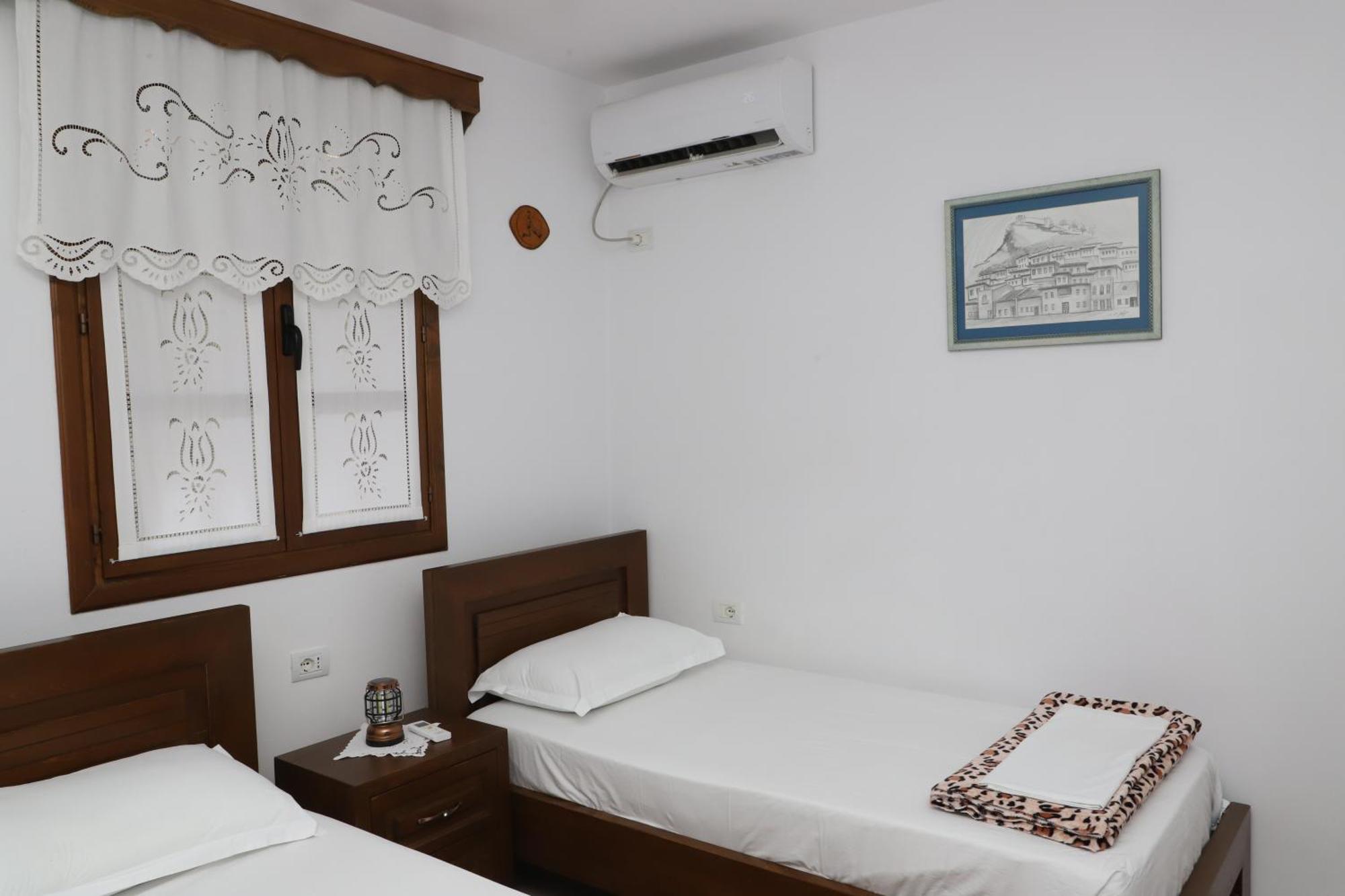 Apartment Altin In Old Town Berat Exterior photo