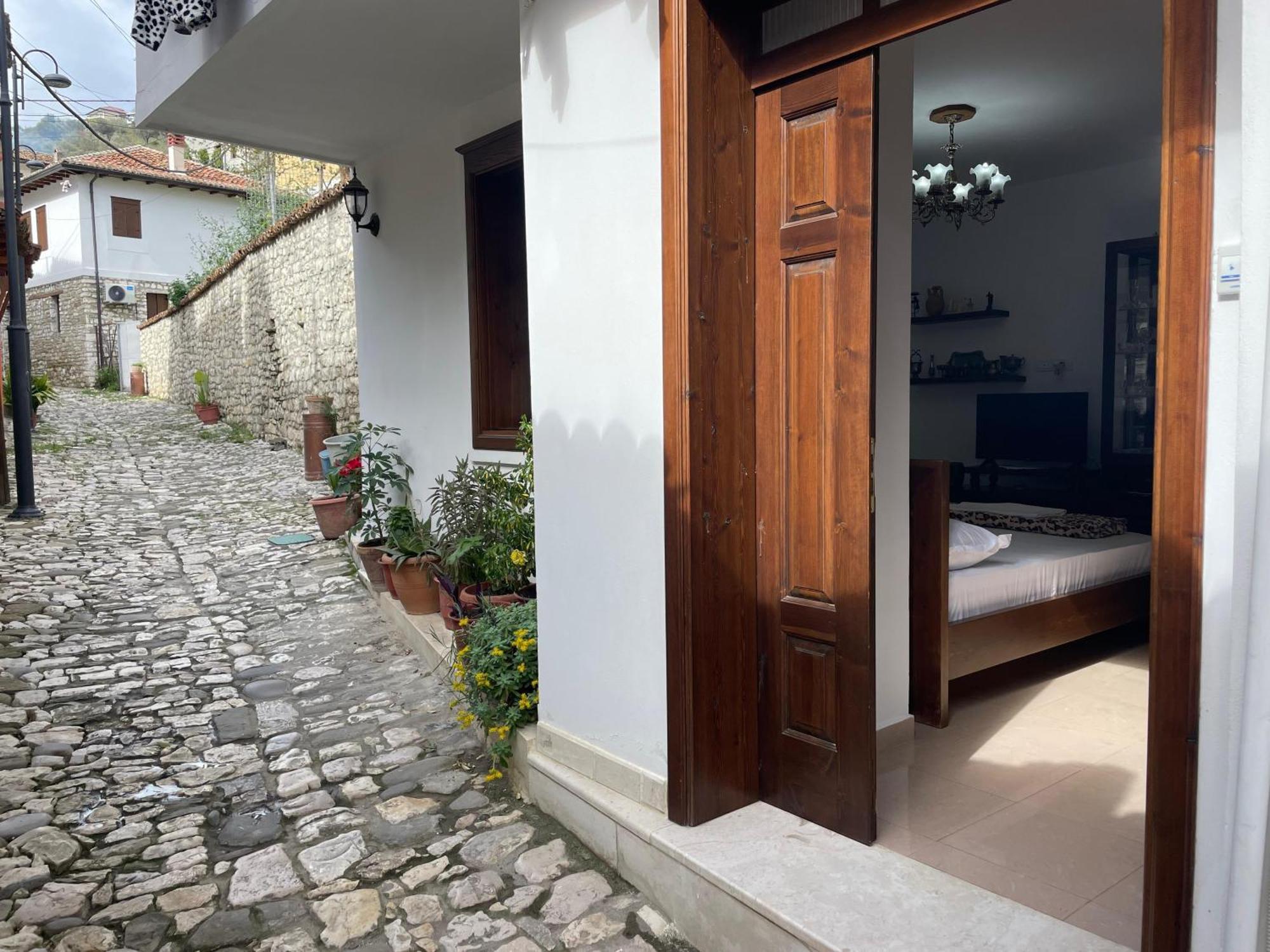 Apartment Altin In Old Town Berat Exterior photo
